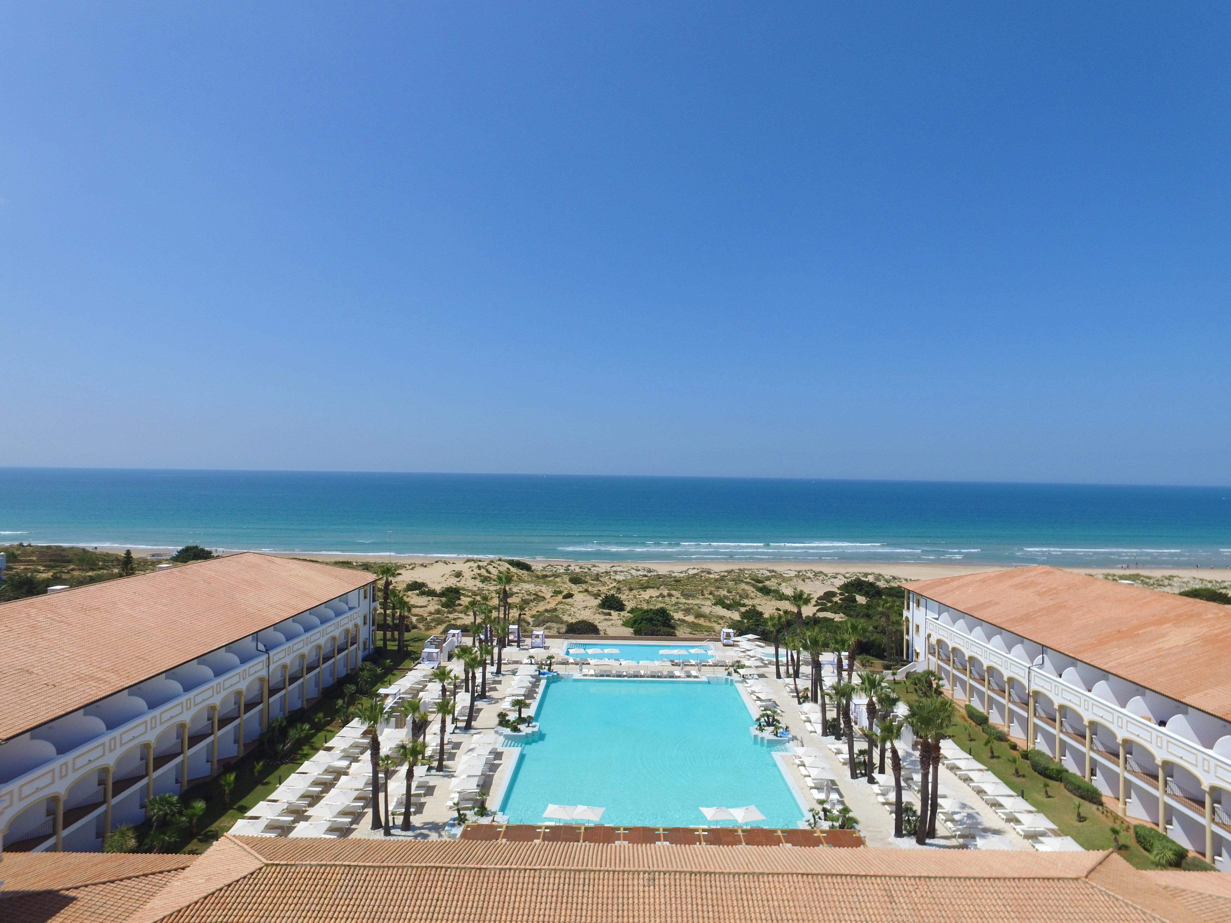 Iberostar Selection Andalucia Playa Hotel Chiclana de la Frontera Luaran gambar A view of the beach from the hotel