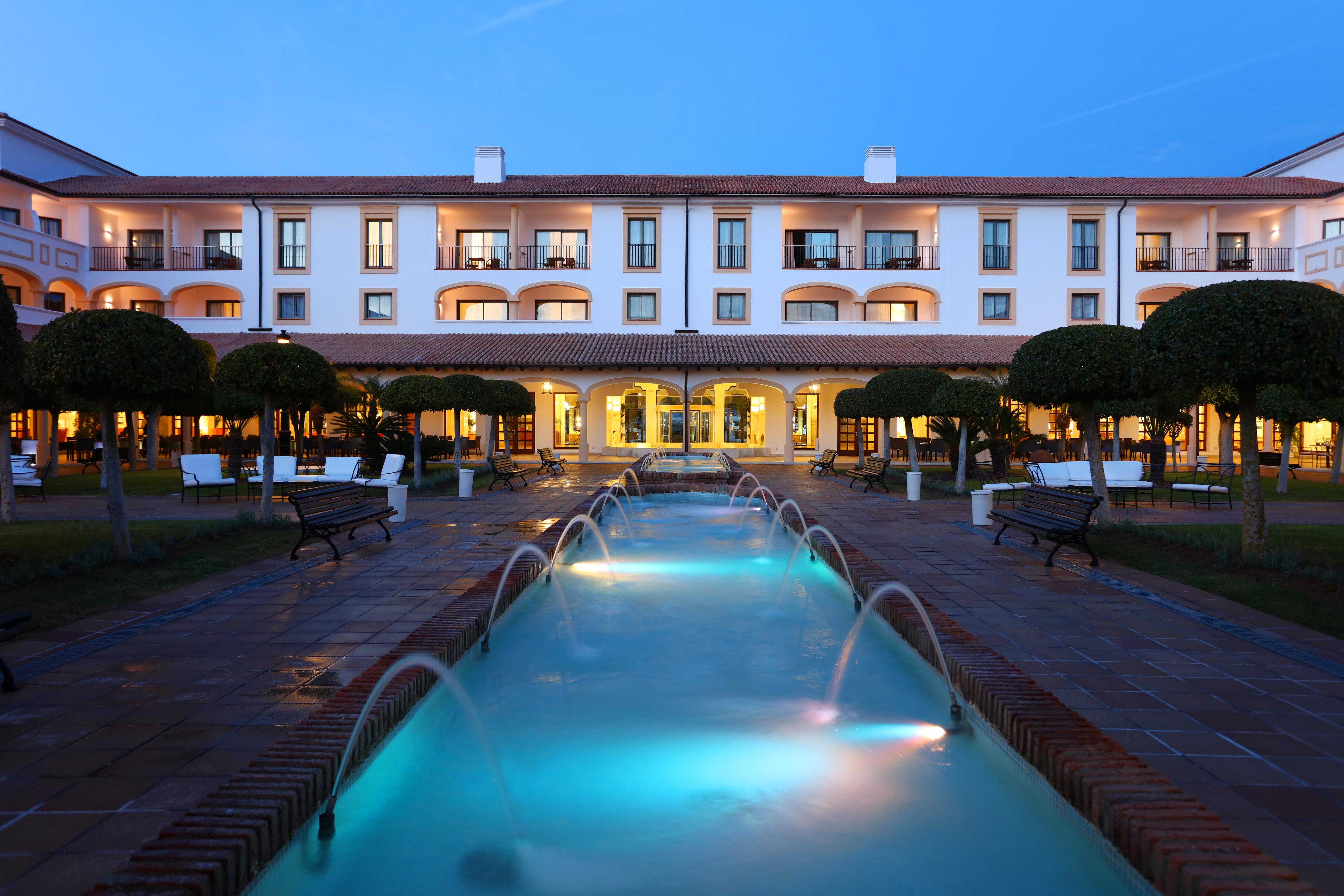 Iberostar Selection Andalucia Playa Hotel Chiclana de la Frontera Luaran gambar The hotel at night