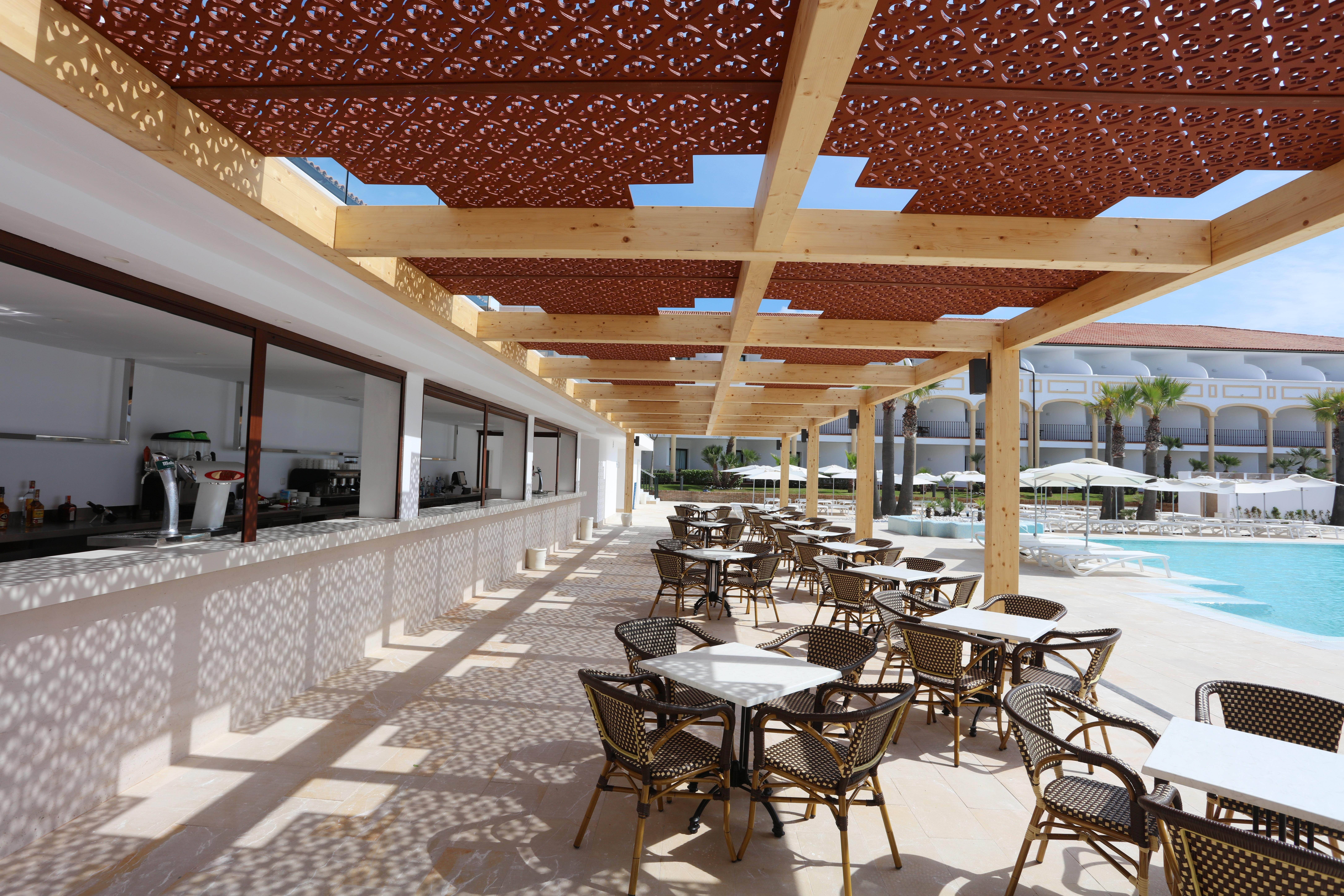 Iberostar Selection Andalucia Playa Hotel Chiclana de la Frontera Luaran gambar The pool bar at the hotel