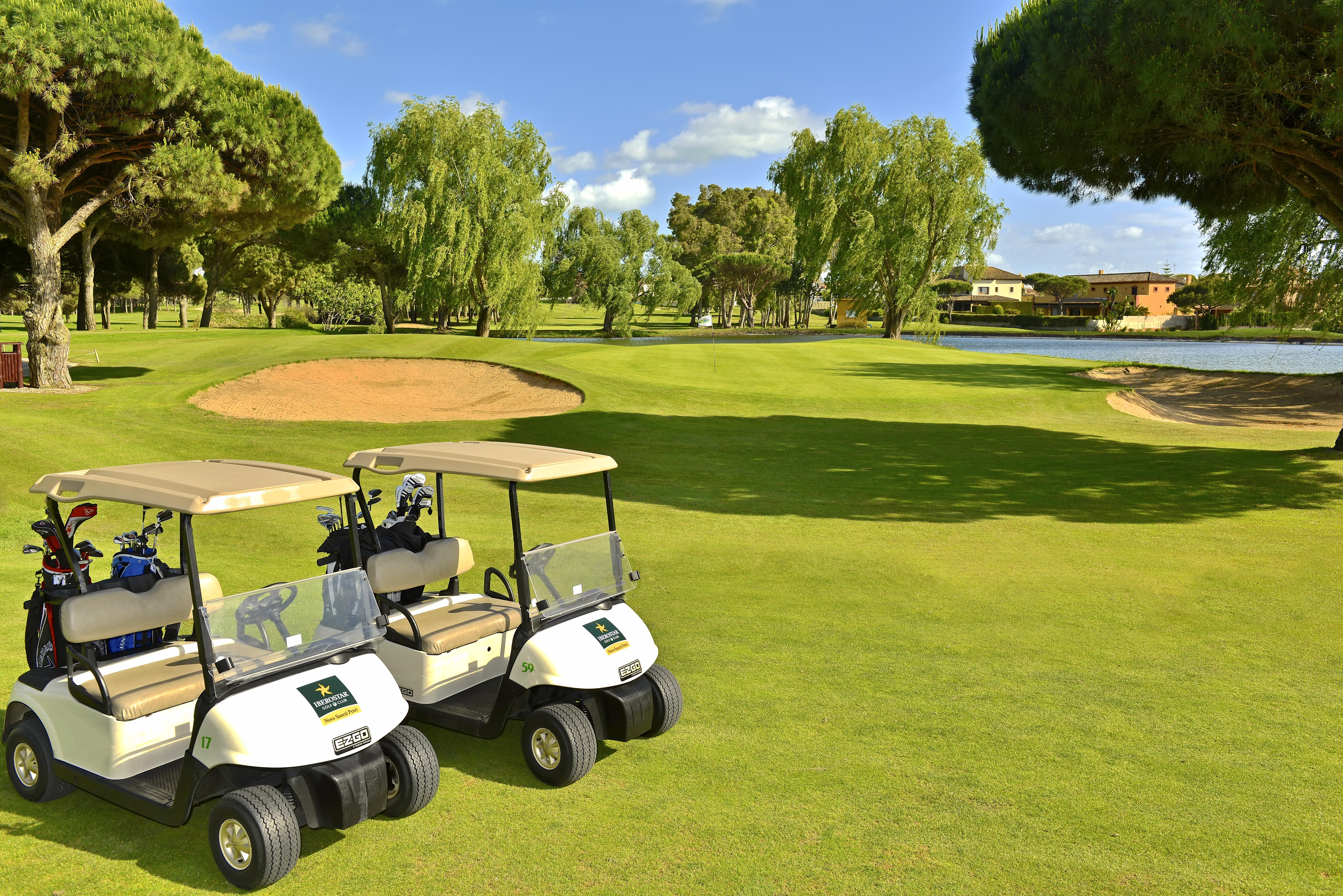 Iberostar Selection Andalucia Playa Hotel Chiclana de la Frontera Luaran gambar Golf carts at the 18th green of the Old Course