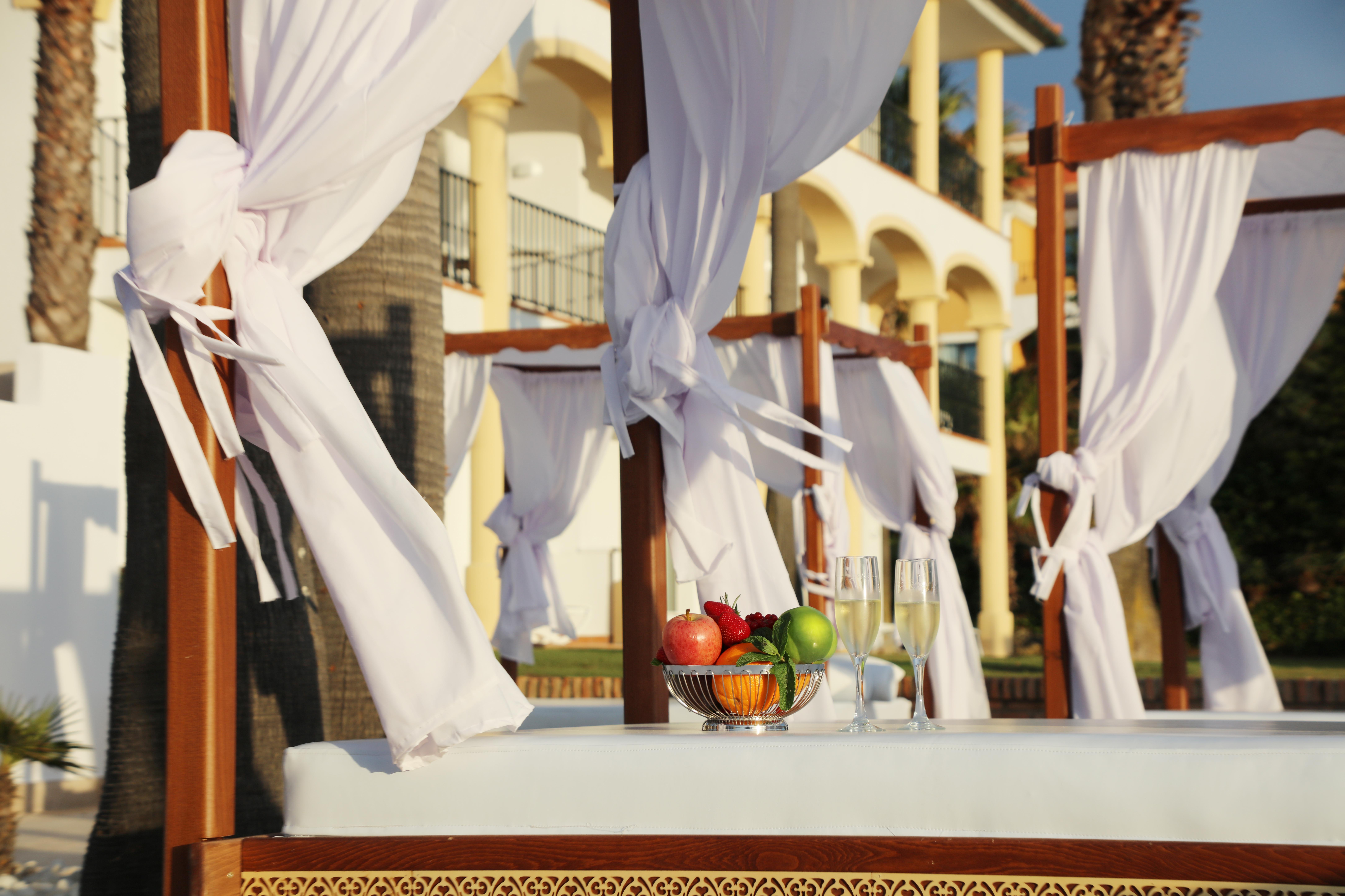 Iberostar Selection Andalucia Playa Hotel Chiclana de la Frontera Luaran gambar A canopy bed