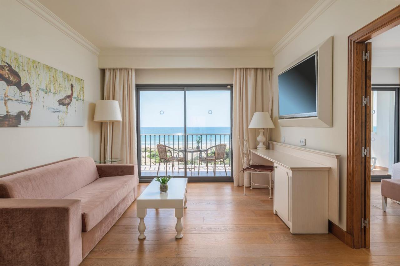 Iberostar Selection Andalucia Playa Hotel Chiclana de la Frontera Luaran gambar A suite at the hotel