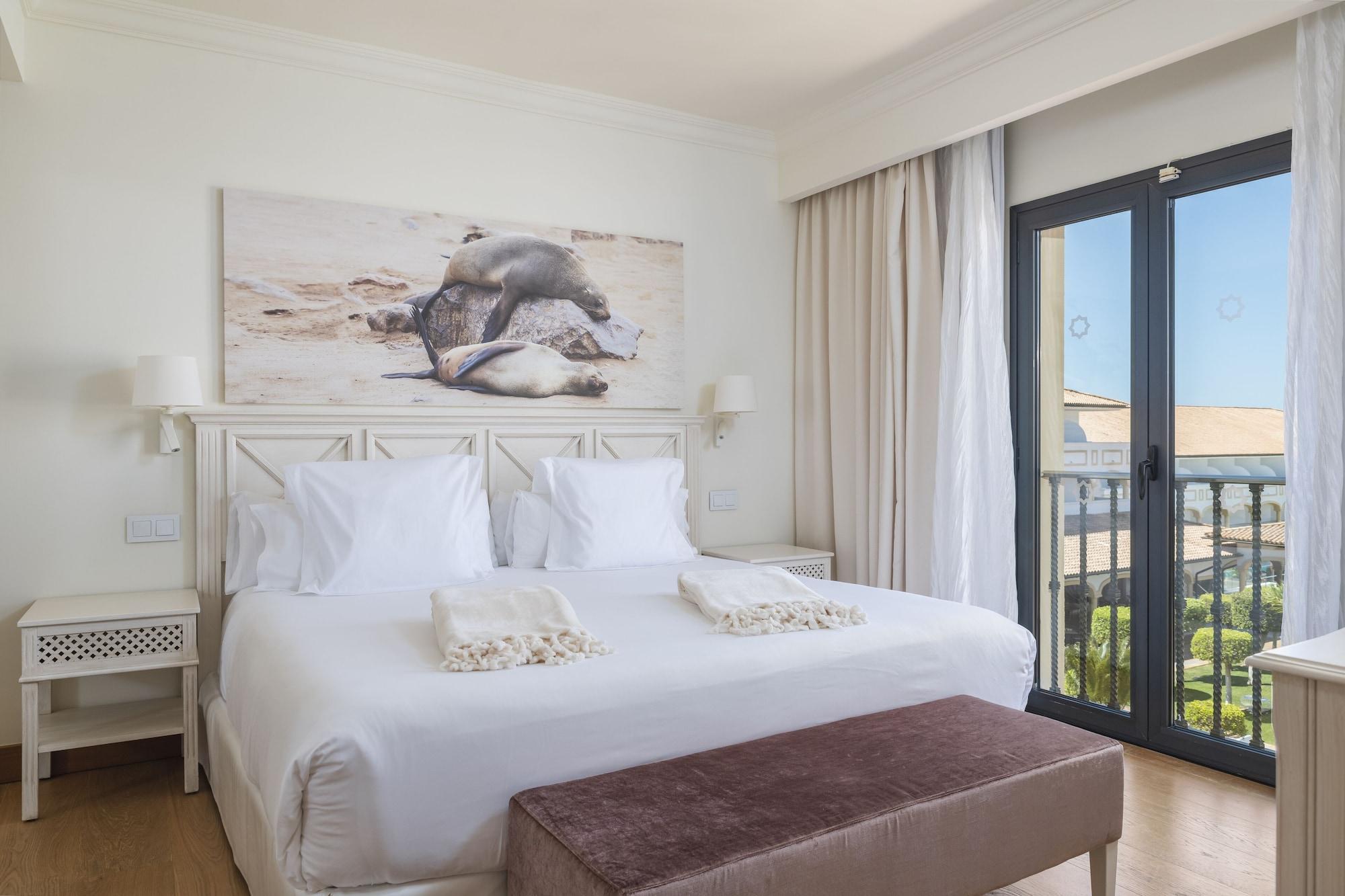 Iberostar Selection Andalucia Playa Hotel Chiclana de la Frontera Luaran gambar A bedroom at the hotel