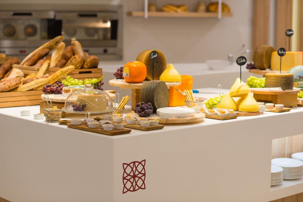Iberostar Selection Andalucia Playa Hotel Chiclana de la Frontera Luaran gambar Cheese platter